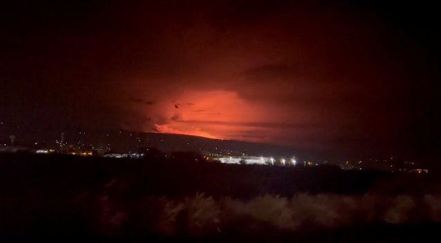 Havajuose pirmą kartą po dešimtmečių pertraukos išsiveržė didžiausias pasaulio ugnikalnis (nuotr. SCANPIX)