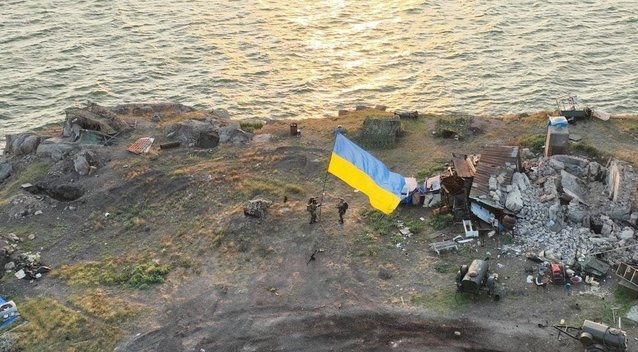 Istorinė akimirka: legendinėje Gyvačių saloje pagaliau iškelta Ukrainos vėliava (nuotr. Telegram)