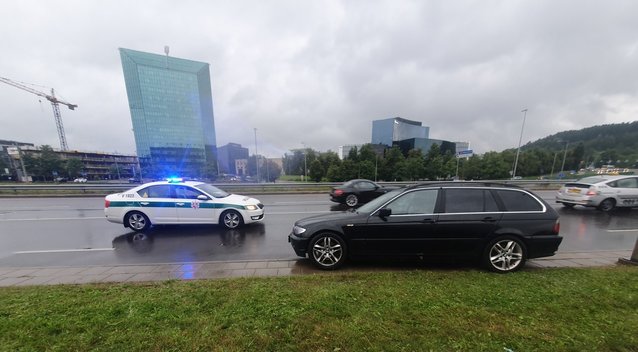 Vilniaus gatvėmis gausios policija vaikėsi BMW: sulaikė tik smūgis į pareigūnų automobilį (nuotr. Broniaus Jablonsko)