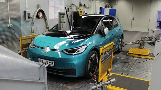 Vokietijos automobilių klubas „ADAC“ atliko testą: parodė kiek elektromobiliai nuvažiuoja žiemą