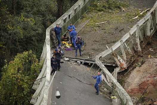 Prancūzijoje sugriuvo tiltas (nuotr. SCANPIX)