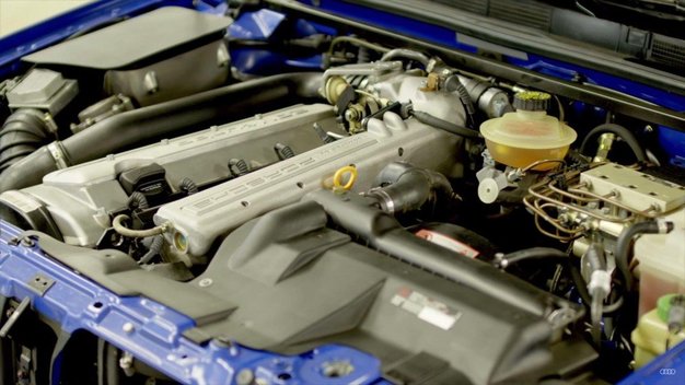 „Audi“ nori priminti 5 cilindrų benzininio variklio istoriją