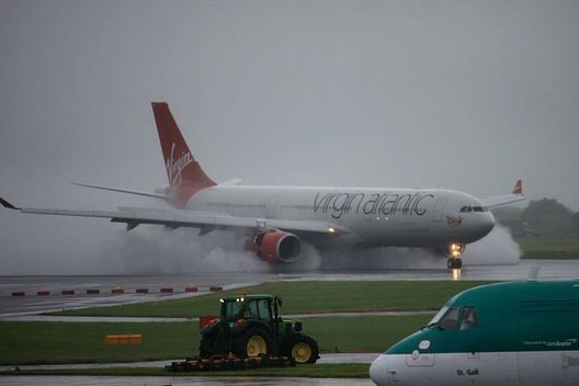 Andrew Thomas nuotr. Bendrovės „Virgin“ lėktuvas „Airbus A330“  