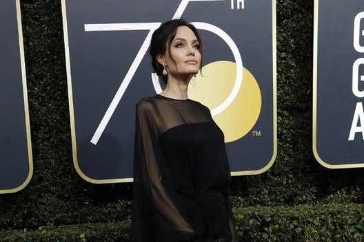 Angelina Jolie privertė visus atsisukti: išskirtiniu apdaru maskavo nykstantį kūną (nuotr. SCANPIX)