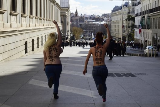 „Femen“ grįžo su trenksmu: Kanadoje apsaugininkai vaikėsi pusnuogę moterį (nuotr. SCANPIX)