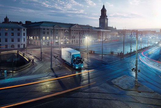 „Volvo Trucks“ pradeda elektra varomų sunkvežimių masinę gamybą  