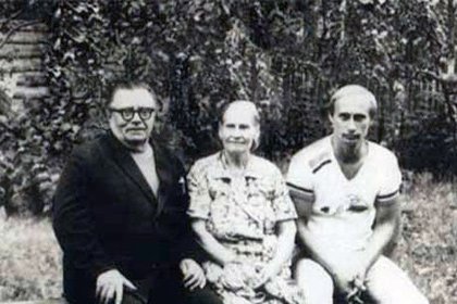 Vladimiras Putinas su tėvais, 1985-ieji (nuotr. putin.kremlin.ru) (nuotr. Gamintojo)