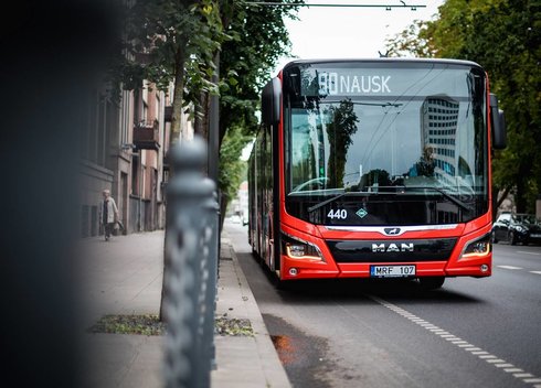 Kaune pristatytas pirmasis iš 64 naujų hibridinių autobusų