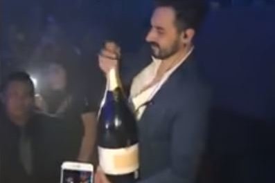 Vaikinas ištaškė itin prabangų šampano butelį (nuotr. YouTube)
