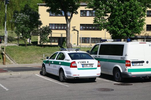 Vilniuje prie Liepkalnio gimnazijos – sujudimas, atvyko „Aro“ pareigūnai nuotr. Broniaus Jablonsko