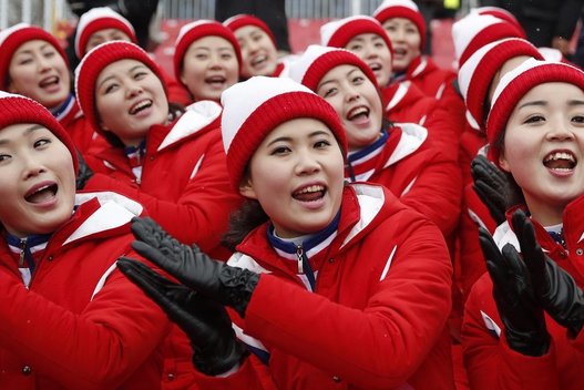 Šiaurės Korėja į žaidynes atsiuntė merginų palaikymo komandą. (nuotr. SCANPIX)