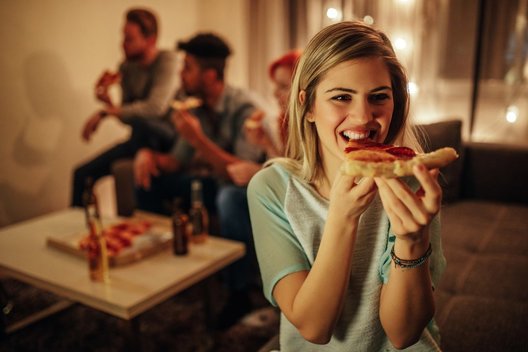 Mergina valgo picą (nuotr. Fotolia.com)