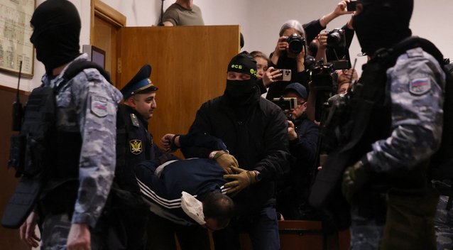 Rusijos prokurorai prašo leisti suimti dar 3 asmenis dėl išpuolio koncertų salėje (nuotr. SCANPIX)