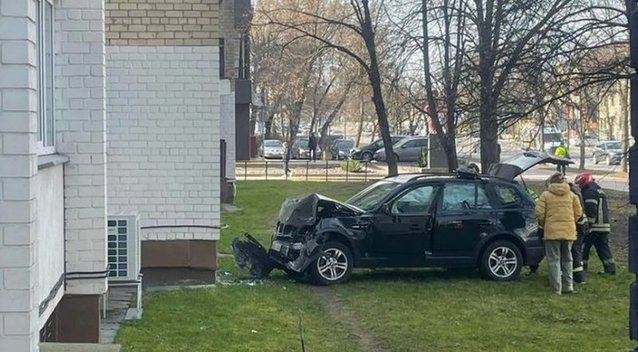 Kaune „BMW“ rėžėsi į daugiabučio sieną (nuotr. Kas vyksta Kaune)