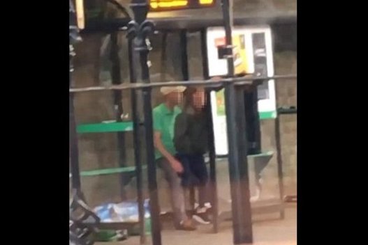 Jokios gėdos: užfiksavo stotelėje dieną besimylinčią porą (nuotr. YouTube)