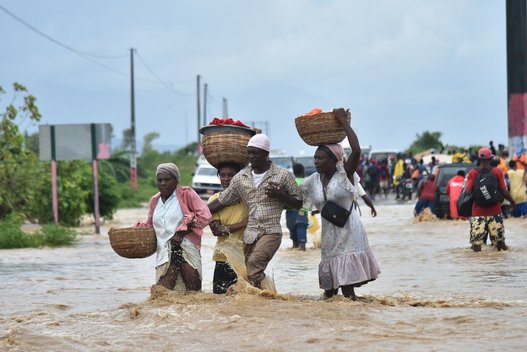 Uraganas „Matthew“ supurtė skurdųjį Haitį  (nuotr. SCANPIX)