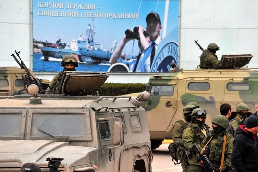 Krymo aneksija: Rusijos kariuomenė ir vietos gyventojų „palaikymas“ (nuotr. SCANPIX)