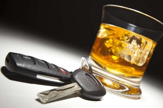 Vairavimas ir alkoholis - nesuderinami (nuotr. SXC)