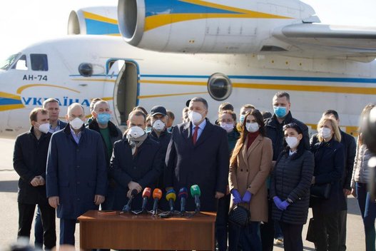Ukraina į Italiją siunčia savo medikus: padės ir kaups patirtį (nuotr. SCANPIX)