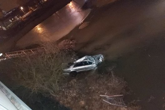 Kuršėnuose nuo kelio nulėkęs automobilis atsidūrė upėje (nuotr. Egidijus Anglickis/TV3)