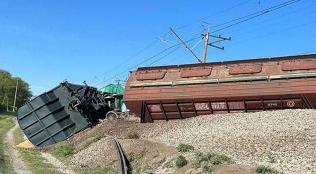 Okupuotame Kryme – susprogdinti geležinkelio bėgiai: avariją patyrė traukinys su 8 vagonais (nuotr. Telegram)