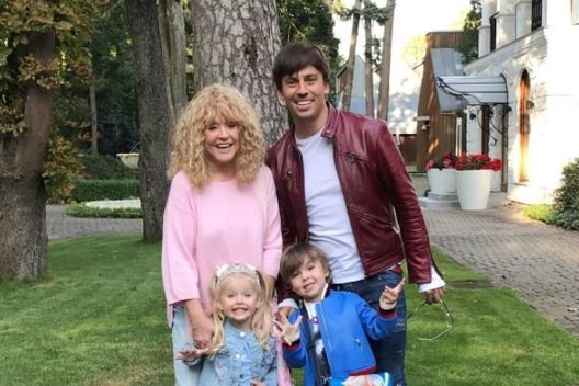 Ala Pugačiova ir Maksimas Galkinas su vaikais (nuotr. Instagram)