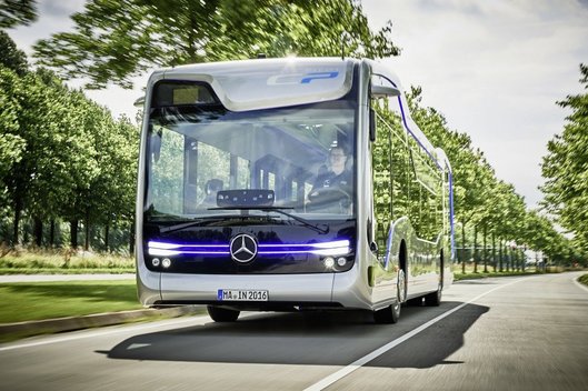„Mercedes Benz“ pristatė ateities autobusą : viešasis transportas galės važiuoti pats