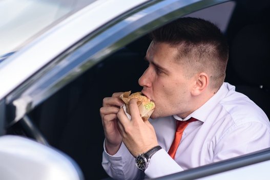 Vairuotojus blaško ne tik mobilieji telefonai, bet ir valgymas už vairo  
