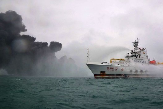 Tęsiantis gaisrui tanklaivyje Kinija stengiasi užkirsti kelią ekologinei katastrofai (nuotr. SCANPIX)
