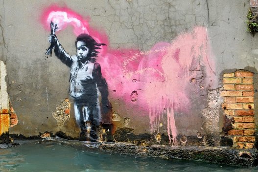 Įtariama, kad šį piešinį ant sienos paliko paslaptingasis britų menininkas Banksy (nuotr. SCANPIX)