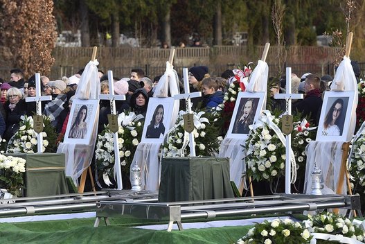 Žuvusių mergaičių laidotuvės Lenkijoje (AP nuotr.)  