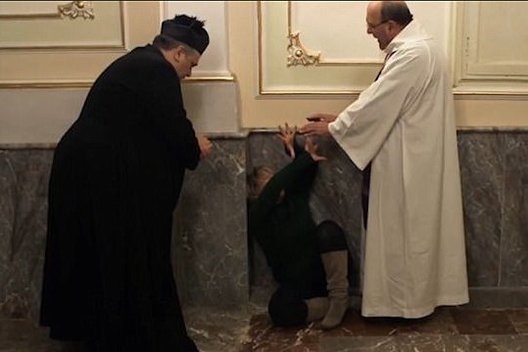 Sicilijoje kunigas atlieka grupinius egzorcismo seansus (nuotr. YouTube)