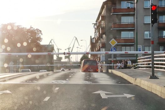 Keliant Pilies tiltą Klaipėdoje, buvo užkabintas mikroautobusas (nuotr.: tv3.lt skaitytojo)   