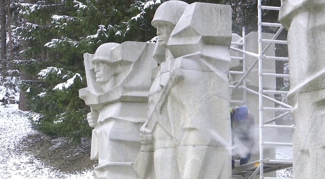Antakalnio kapinėse griaunamos sovietinės skulptūros  (nuotr. stop kadras)