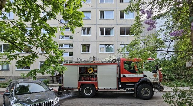 Gaisras Vilniuje Viršuliškių gatvėje - ugnis apniokojo butą (nuotr. Broniaus Jablonsko)