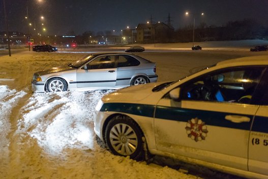 Pareigūnai Vilniuje tramdė drifto mėgėjus: BMW vairuotojui naktinė pramoga kainuos labai brangiai nuotr. Broniaus Jablonsko