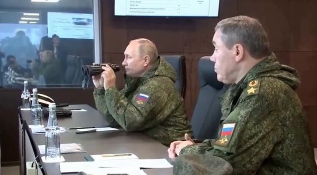 Atkreipė dėmesį į Putino kūno kalbą: „Akivaizdžiai net nenori kalbėtis su Rusijos pajėgų vadu“ (nuotr. stop kadras)