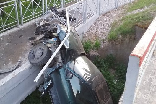 Neblaivaus ir beteisio jaunuolio vairuojamas automobilis pakibo ant tilto (nuotr. Telšių VPK)  