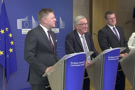 Europos Komisijos pirmininko spaudos konferenciją pertraukė netikėtas skambutis  