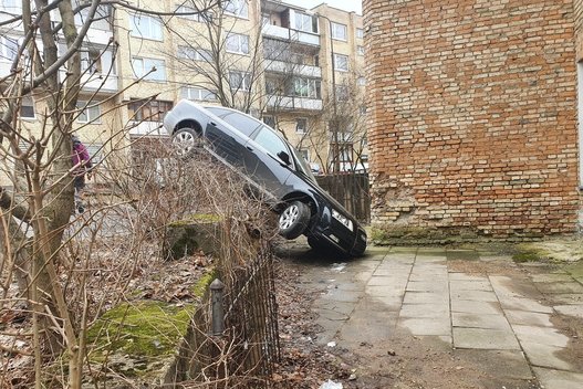 Vilniuje vairuotoja sumaišė pedalus: automobilis pakibo ant aukšto bortelio (nuotr. Broniaus Jablonsko)