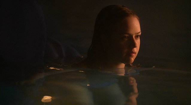 Siaubo filmo „Šešėlių vanduo“ anonsas: baseine slypi baisi paslaptis  
