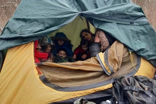 Varėnos miškuose aptiko nelegalių migrantų grupę: tarp jų – šeši nepilnamečiai, sprendžia dėl ateities (nuotr. facebook.com)