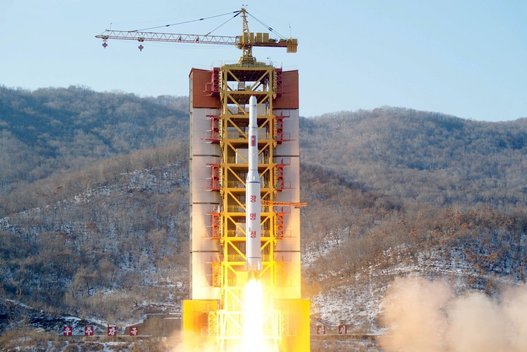 Šiaurės Korėjos lyderis įsakė padidinti raketų variklių gamybą (nuotr. SCANPIX)