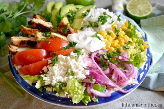Meksikietiškos vištienos salotos