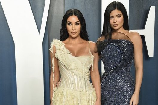 Kim Kardashian ir Kylie Jenner (nuotr. SCANPIX)