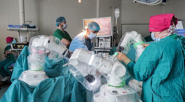 Vėžio institute atlikta pirmoji robotu asistuojama operacija: pacientė jau po kelių dienų keliavo namo (nuotr. NVI)  