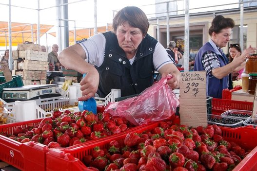 Maisto prekės Kalvarijų turguje (nuotr. Tv3.lt/Ruslano Kondratjevo)