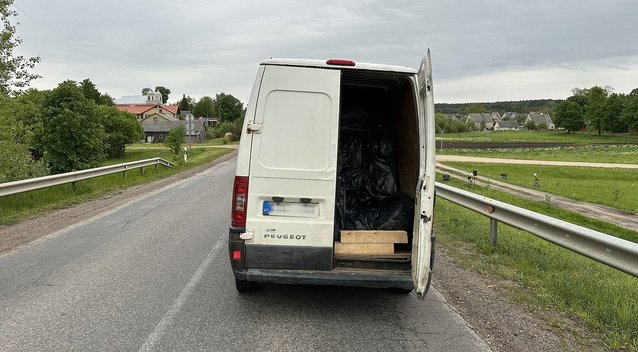 	Krosnoje muitininkai sulaikė pilną nelegalių cigarečių mikroautobusą (nuotr. Policijos)