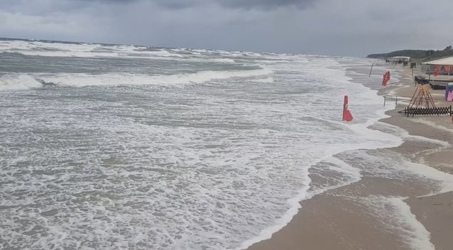 Neeilinė siuacija pajūryje: jūra pasiekė kopas, skalauja gelbėtojų postus (nuotr. facebook.com)