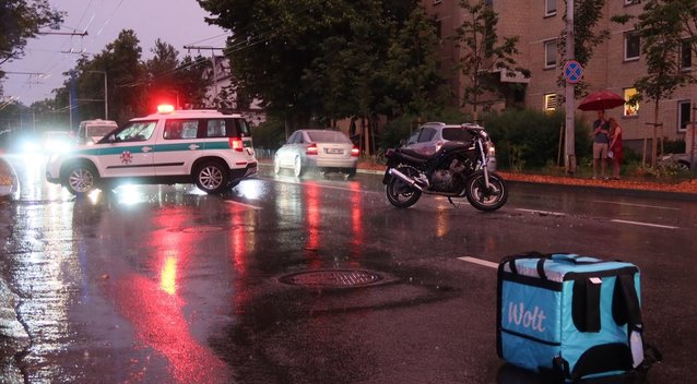 Per avariją Antakalnio gatvėje nukentėjo motociklininkas (nuotr. Broniaus Jablonsko)